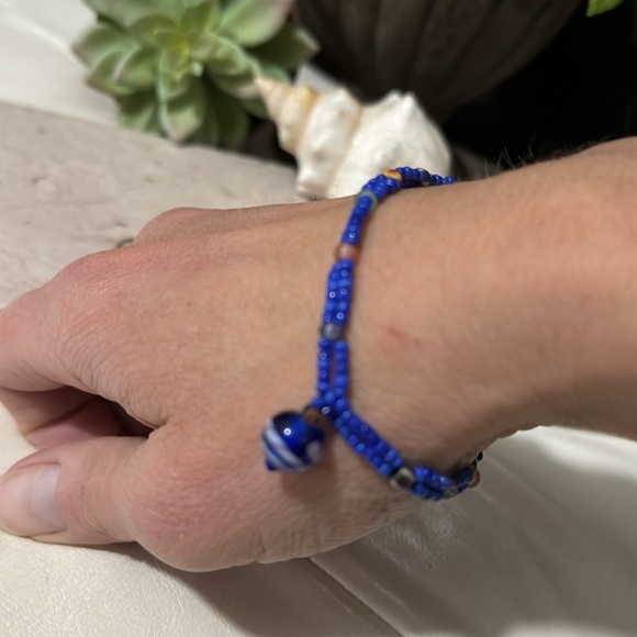Free-New Handmade Bracelet-Seed Beads in Blue-Vintage Glass Bead Closure - Picture 11 of 12